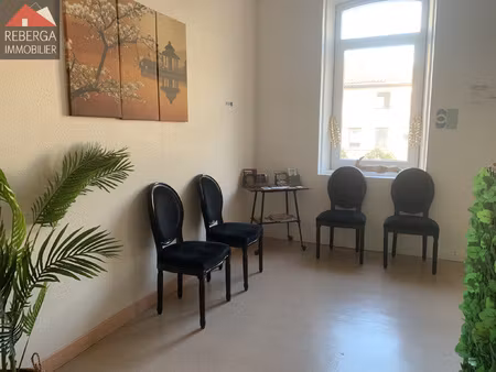 bureau avec salle d'attente commune