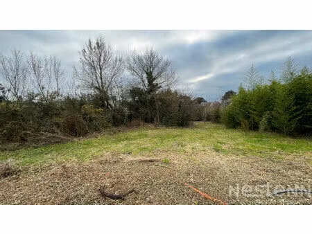 a vendre - terrain dans le bourg de saint philibert de 729 m²