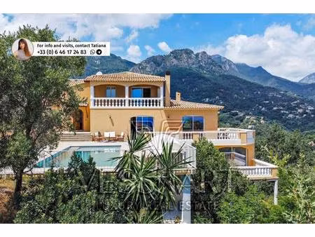 belle maison moderne avec vue panoramique sur la mer