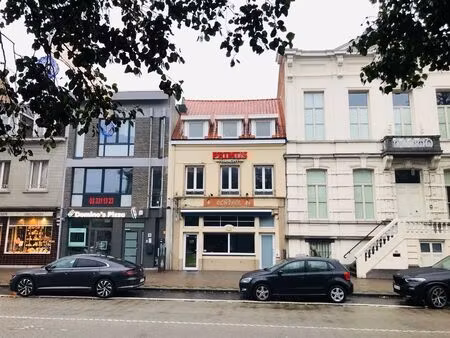 polyvalent huis met handelsgelijkvloers en aparte inkom naar duplex appartement