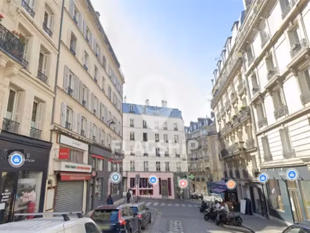 boutique 52m2 / 25m2 rdc + 25m2 arriere boutique + couloir 2m2 abbesses