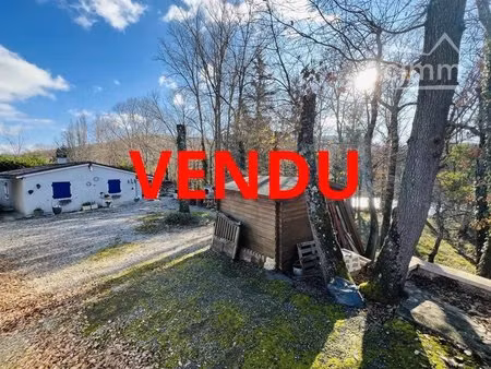 vendu charmante maison avec terrain boisé en bord de rivière
