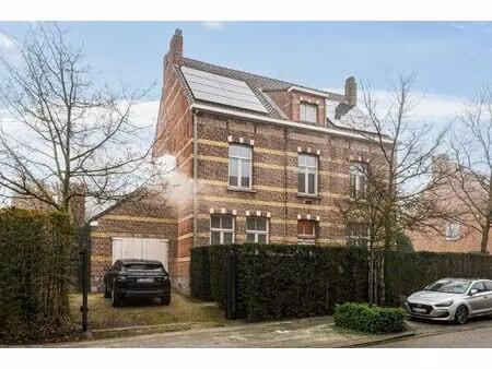 instapklare en zeer centraal gelegen (deels gemeubelde) r...