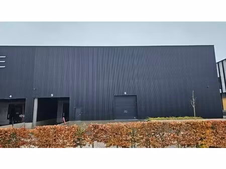 magazijn met laad- en loskades vlakbij de e17