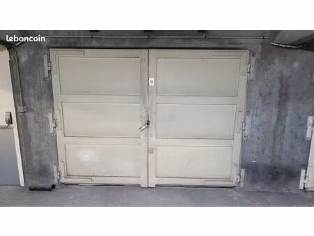 très grand parking box fermé