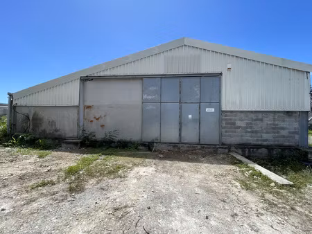 grand entrepot dans zone artisanale et commerciale