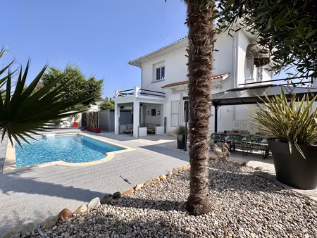 belle villa d'architecte entièrement rénovée avec piscine proche centre ville à pieds