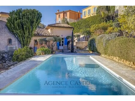 villefranche-sur-mer - superbe villa vue mer avec piscine  jardin  terrasse et dépendance.