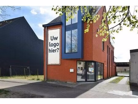 le logement est situé sur un terrain plat et dispose d'un pa