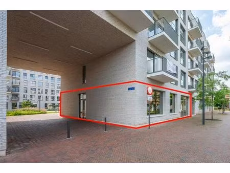 lichtrijke handelszaak aan gloednieuw stadskwartier
