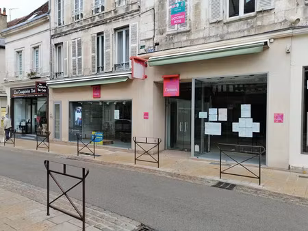 location commerce 230 m² à auxerre (89000)