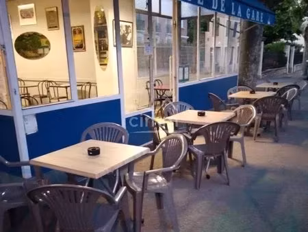 fond de commerce bar avec boulodrome