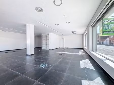 surface commerciale de +/- 100 m2 idéalement située. libre d