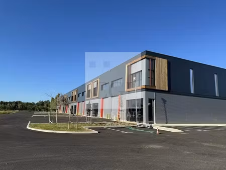 location commerce 6853 m² à pierrelatte (26700)