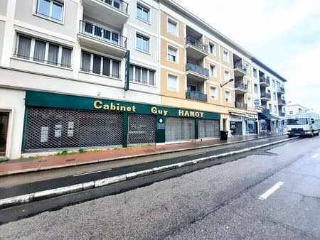 location commerce rouen 231 m²