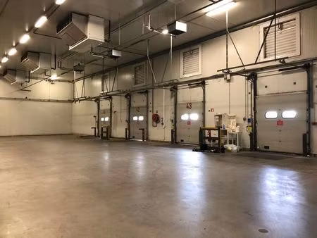 entrepôt fantastique de 11 310 m² avec bureau de 936 m² à...