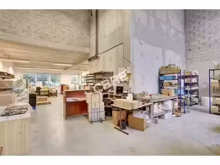 location local d'activités emerainville 739 m²