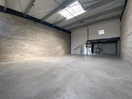 location local d'activités les mureaux 2 556 m²