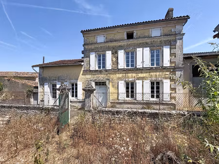 champmillon : maison en pierre à rénover
