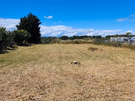 a louez terrain non clôturé sur axe passant