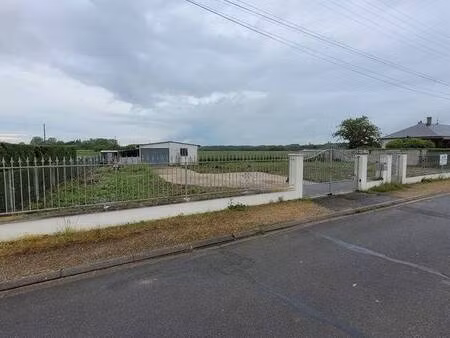 terrain constructible viabilisé de 858m² cloturé avec garage de 40m².