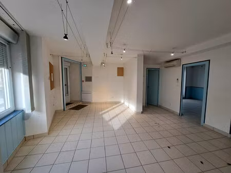 location local commercial 6 pièces  93.88m²  les herbiers