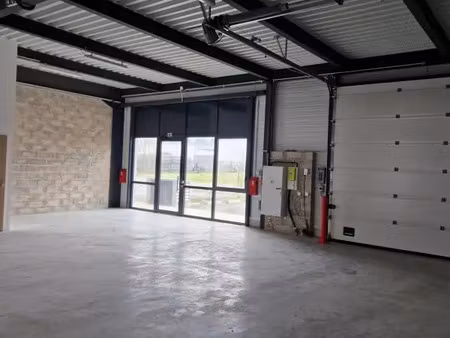 eragny sur oise  2 lots d'activités à louer de 371 m² chacun  disposant d'une terrasse au 