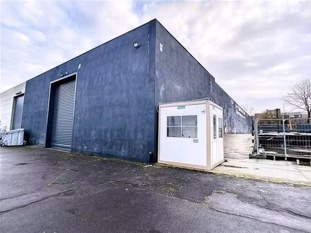 entrepôt / hangar de 669m² avec quai de dechargement situé à