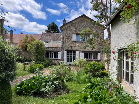 maison ancienne avec une dépendance à aménager sur un joli t