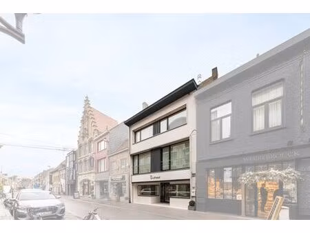 propriété commerciale avec maison et appartement dans le cen