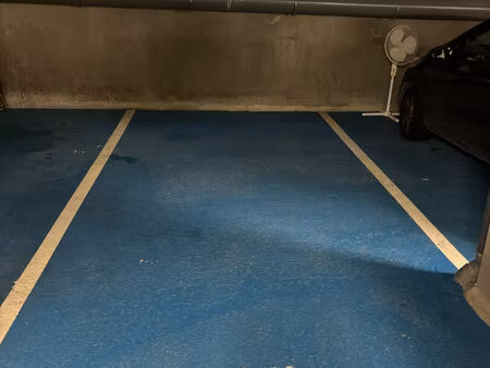 location parking / box  10.00m²  carrières