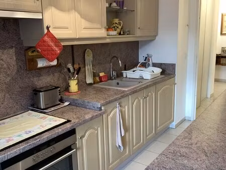 exclusivité - vente à terme occupée. vaste 4 pièces avec terrasse et box fermé.