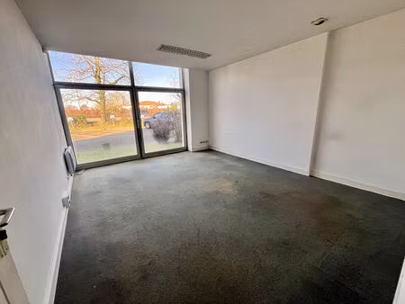 location local commercial 3 pièces 50m2 biarritz 64200 - 745 € - surface privée