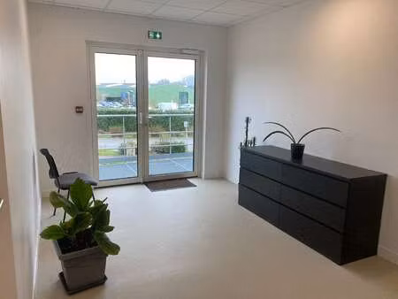 location bureaux et commerces à la flèche (72200) : à louer / 18m² la flèche