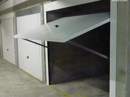 place pour moto à partager dans garage