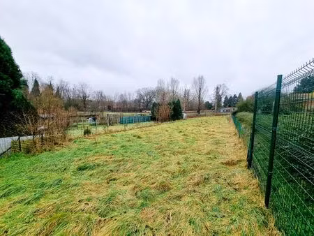 terrain à bâtir / superficie de 8 ares / orienté sud-ouest