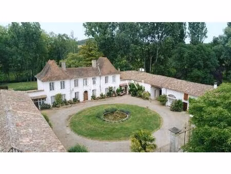 splendide demeure et son domaine de 12 hectares. proche des commerces. secteur...