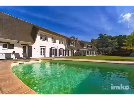 propriété d’exception avec piscine  court de tennis et vue s