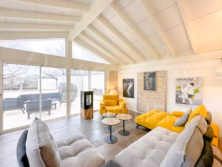 propriété entièrement rénovée  5 chambres  piscine intérieur