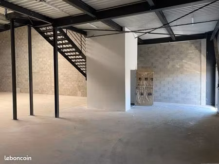 local industriel 608 m²