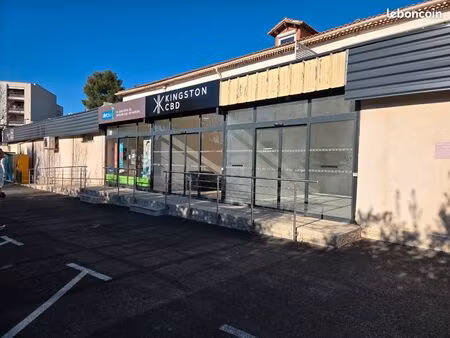 local commercial sur zone commerciale vitrine 65m2