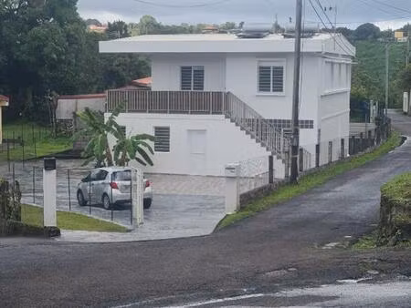 belle maison sur deux niveaux composée de 5 chambres. superficie de 155 m2 sur un terrain 