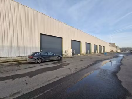 a louer : entrepôt de 3000m² dans le zoning de ghlin