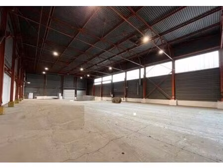 a louer entrepôt +/- 1700 m² avec portes sectionnelles et 2