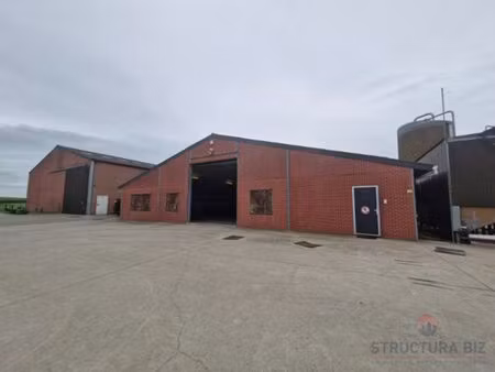 entrepôt de +/-1600 m² avec une porte coulissante et une por