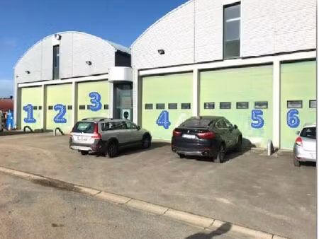 entrepôt de +/- 334m² = mezzaninne 65 m² avec 3 portes sect