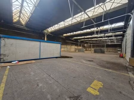 a louer : entrepôt de 3000m² dans le zoning de ghlin