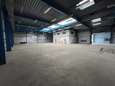 a louer entrepôt +/- 900 m² + bureau +/- 200 m² et +/- 100
