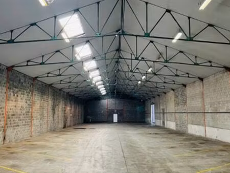 espace commercial multifonctionnel à louer dans un emplaceme