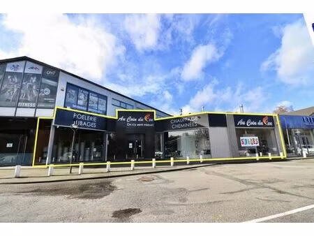 surface commerciale de +- 604m2